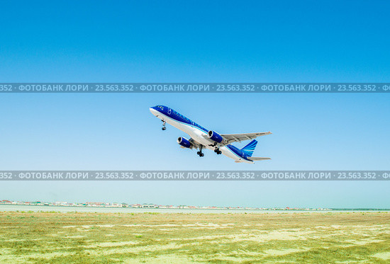 Baku - AUGUST 27, 2016: Airplane taking off on August 27 in Baku. Редакционное фото, фотограф Elnur / Фотобанк Лори