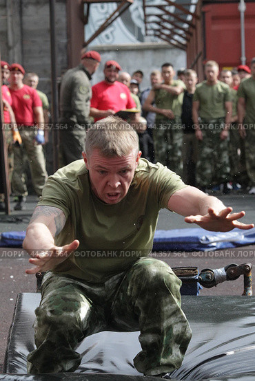Балашиха, боец выполняет сальто во время сдачи экзамена спецназа на ношение Крапового берета (2024 год). Редакционное фото, фотограф Дмитрий Неумоин / Фотобанк Лори