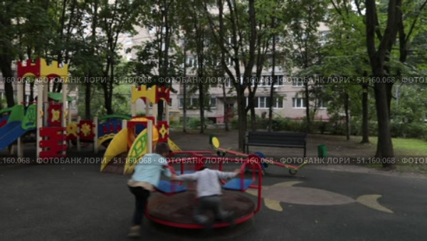 Балашиха детская площадка с детьми на Живописной улице (2021 год). Редакционное видео, видеограф Дмитрий Неумоин / Фотобанк Лори