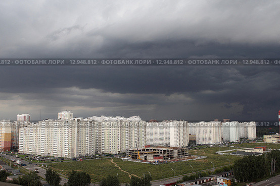 Балашиха, микрорайон Авиаторов перед грозой летним днём (2015 год). Стоковое фото, фотограф Дмитрий Неумоин / Фотобанк Лори