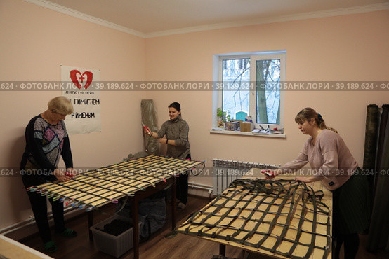 Балашихинские волонтеры "Золотые руки ангела" шьют носилки для СВО (2023 год). Редакционное фото, фотограф Дмитрий Неумоин / Фотобанк Лори