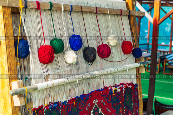 Balls of thread on a primitive loom for handicrafts. Стоковое фото, фотограф Константин Лабунский / Фотобанк Лори