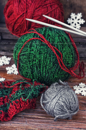 Balls wool for knitting. few skeins of wool yarn segment associated tissue. Стоковое фото, агентство Ingram Publishing / Фотобанк Лори