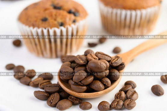 Banana cupcakes mixed with chocolate chip on a white plate. Стоковое фото, агентство Ingram Publishing / Фотобанк Лори