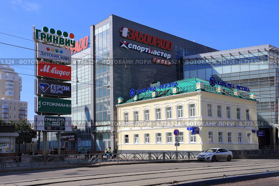 Банк MGA Москвы в Екатеринбурге рядом с Гринвичем (2014 год). Редакционное фото, фотограф Анатолий Матвейчук / Фотобанк Лори