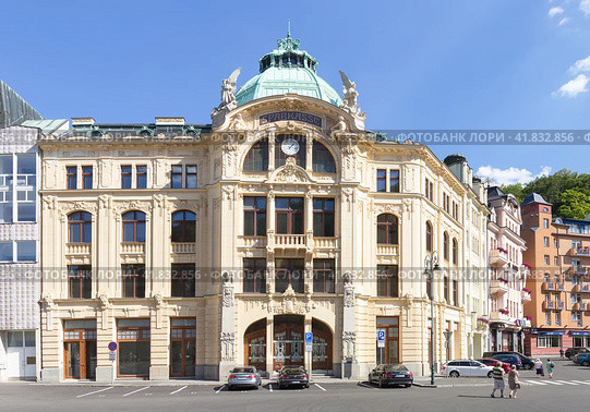 Bank Sparkasse at Promenade in Karlovy Vary. Czech republic (2018 год). Редакционное фото, фотограф Belikart / Фотобанк Лори