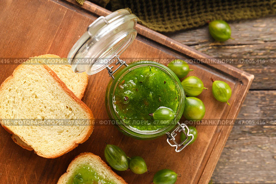 Банка с вкусным вареньем из крыжовника и хлебом на деревянном фоне. Стоковое фото, фотограф Pixel_shot / Фотобанк Лори