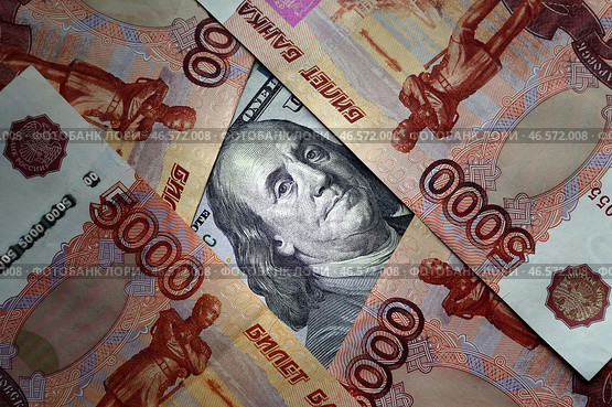 Банкноты номиналом 100 долларов США и 5000 российских рублей. Стоковое фото, фотограф Александр Демьянчук / ТАСС / Фотобанк Лори