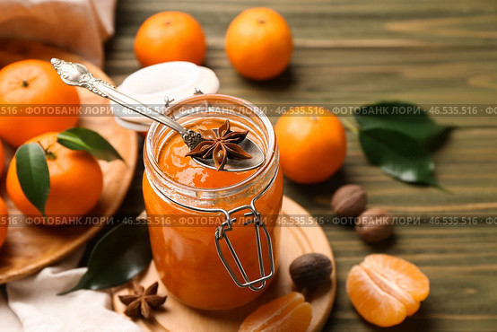 Баночка вкусного мандаринового варенья на деревянном столе. Стоковое фото, фотограф Pixel_shot / Фотобанк Лори