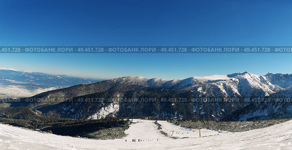 Bansko resort panoramic view with ski slope in the forest and snow trees, Bulgaria. Стоковое фото, агентство Ingram Publishing / Фотобанк Лори