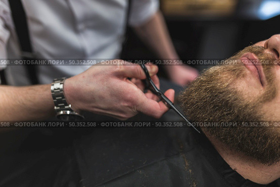 barber cutting beard crop client. Стоковое фото, агентство Ingram Publishing / Фотобанк Лори