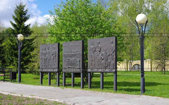 Барельеф памяти декабристов Тобольска. Тюменская область, Тобольск, сквер Декабристов. Редакционное фото, фотограф Алексей Иванов / Фотобанк Лори