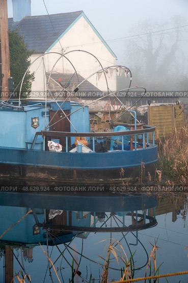 Barge on the grand canal in Co Kildare, Ireland. Редакционное фото, фотограф Татьяна Кахилл / Фотобанк Лори