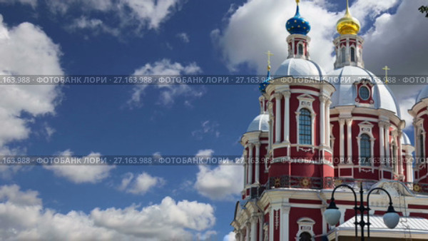 Барочная церковь Святого Климента в Москве, Россия. Этот большой церковный комплекс был построен в 18 веке. (2017 год). Стоковое видео, видеограф Владимир Журавлев / Фотобанк Лори