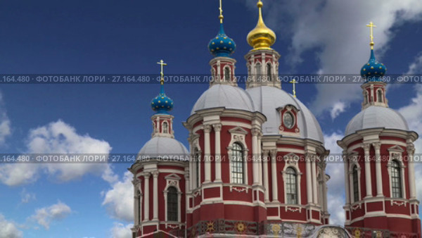 Барочная церковь Святого Климента в Москве, Россия. Этот большой церковный комплекс был построен в 18 веке. (2017 год). Стоковое видео, видеограф Владимир Журавлев / Фотобанк Лори