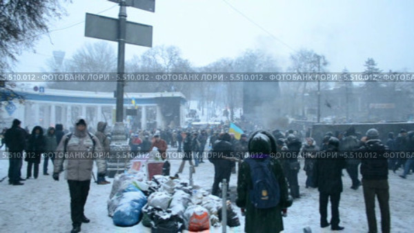 Баррикады возле стадиона им. Лобановского. Митинг в Киеве на Крещатике ("Евромайдан") в связи с решением Украины о приостановке ассоциации с Евросоюзом (21.01.14) (2014 год). Редакционное видео, видеограф FMRU / Фотобанк Лори