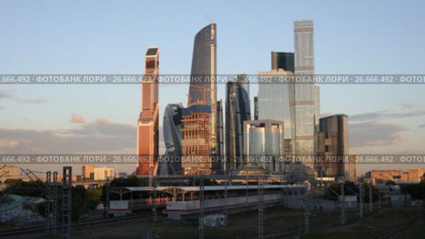 Башни ММДЦ «Москва-Сити» освещаются заходящим солнцем. Таймлапс (2017 год). Редакционное видео, видеограф Юрий Кирсанов / Фотобанк Лори