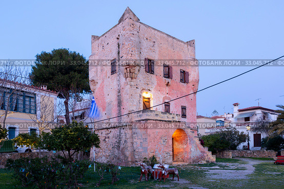 Башня Пиргос Маркеллу, остров Эгина, Греция (2020 год). Редакционное фото, фотограф Ирина Яровая / Фотобанк Лори