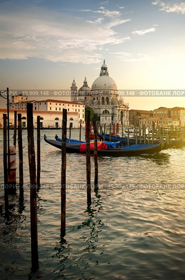 Basilica di Santa Maria della Salute and gondolas at sunset in Venice, Italy. Стоковое фото, агентство Ingram Publishing / Фотобанк Лори