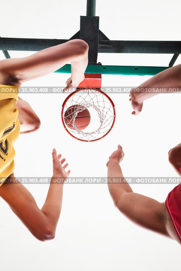 Basketball players waiting for a rebound. Стоковое фото, агентство Ingram Publishing / Фотобанк Лори