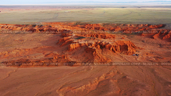 Bayanzag flaming cliffs at sunset in Mongolia. Стоковое фото, фотограф Михаил Коханчиков / Фотобанк Лори