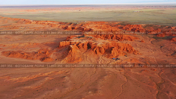 Bayanzag flaming cliffs at sunset in Mongolia. Стоковое фото, фотограф Михаил Коханчиков / Фотобанк Лори