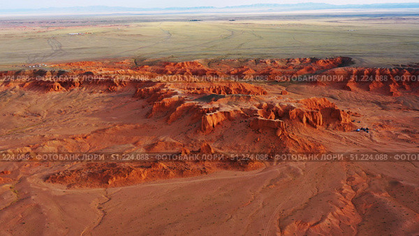 Bayanzag flaming cliffs at sunset in Mongolia. Стоковое фото, фотограф Михаил Коханчиков / Фотобанк Лори