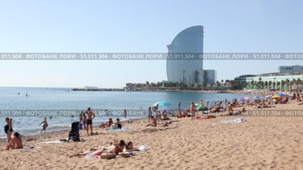 Beach of Barceloneta early morning with background huge Barcelona-W hotel (2022 год). Редакционное видео, видеограф Яков Филимонов / Фотобанк Лори