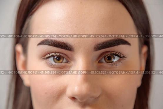 Beautician showing perfect eyebrows after permanent makeup treatment. Стоковое фото, фотограф Юрий Поздников / Фотобанк Лори