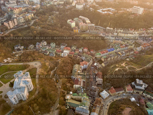 Beautiful aerial view at sunset on Vozdvizhenka district and the history museum of Podil. Kiev, Ukraine. Photo from the drone. Aerial view of Vozdvizhenka district and museum of Kiev history at sunset. Ukraine. Стоковое фото, агентство Ingram Publishing / Фотобанк Лори