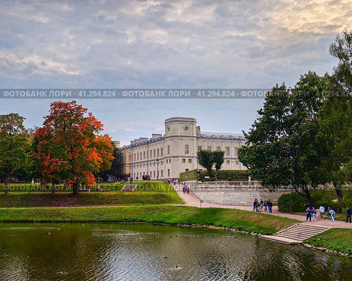 Beautiful autumn landscape of the Park with a pond and a Great G (2023 год). Редакционное фото, фотограф Саблин Станислав / Фотобанк Лори