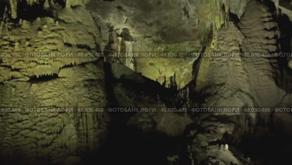 Beautiful cave with stalactites. Стоковое видео, видеограф Михаил Коханчиков / Фотобанк Лори