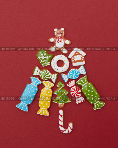 Beautiful Christmas tree made of gingerbread cookies with icing on a red background. Beautiful Christmas tree made of gingerbread cookies. Стоковое фото, агентство Ingram Publishing / Фотобанк Лори