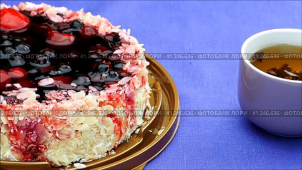 Beautiful delicious cake, fruit cheesecake with coconut shavings. Красивый вкусный торт, фруктовый чизкейк с кокосовой стружкой. Стоковое видео, видеограф Egor Sarantstv / Фотобанк Лори