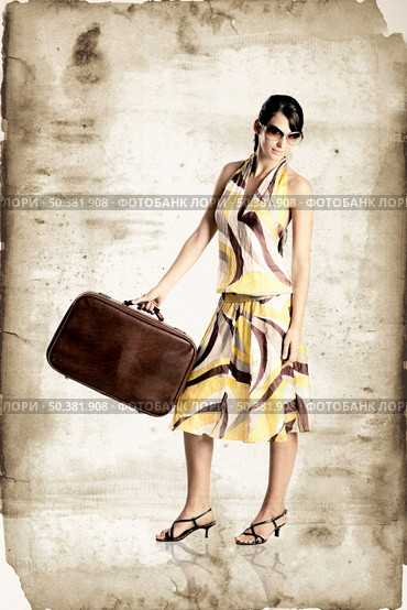 Beautiful fashion woman posing with a vintage suitcase. Стоковое фото, агентство Ingram Publishing / Фотобанк Лори