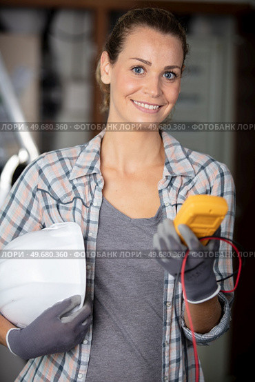beautiful female electrician at work. Стоковое фото, агентство Ingram Publishing / Фотобанк Лори