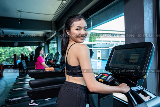 Beautiful fitness women prepare for running at the treadmill in the gym. Стоковое фото, агентство Ingram Publishing / Фотобанк Лори