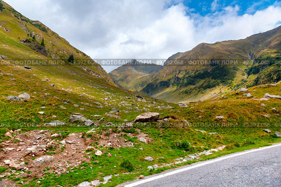 Beautiful landscape nearby Transfagarashan highway in Carpathian mountains, Fagaras ridge. The most beautiful and dangerous road in Europe. Стоковое фото, агентство Ingram Publishing / Фотобанк Лори
