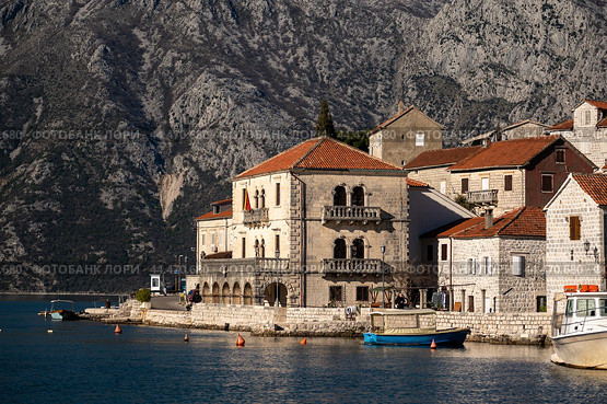 Beautiful mediterranean landscape - town Perast, Kotor bay, Boka Kotorska, Montenegro. View of historic town of Perast located at world famous Bay of Kotor on beautiful sunny day with blue sky. (2021 год). Стоковое фото, фотограф Павел Муравьев / Фотобанк Лори