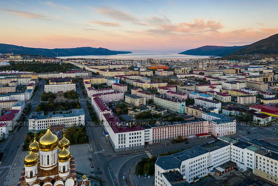 Beautiful morning city landscape. Top view of the Cathedral, streets and buildings. Aerial view of the city of Magadan. Nagaev Bay in the distance. Magadan, Magadan region, Far East Russia, Siberia. Стоковое фото, фотограф Андрей Степанов / Фотобанк Лори