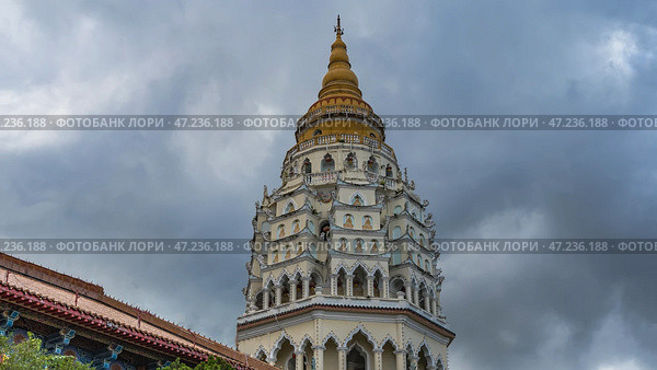 Beautiful multi-tiered Chinese pagoda Ban Po Thar against the sky and clouds. Columns, terraces, wall ornaments, roofs with curved edges. The spire is at the top. Kek Lok Si Temple. Malaysia. Penang (2023 год). Стоковое фото, фотограф Вера Ивановна Кубарева / Фотобанк Лори