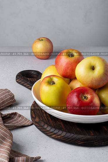 Beautiful ripe apples on a plate. Selective focus. Стоковое фото, фотограф Ольга Губская / Фотобанк Лори