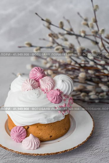 Beautiful stylish still life. Easter cake with meringue, marshmallows, Easter eggs and willow twigs on a light concrete background. happy Easter 2024. (2023 год). Стоковое фото, фотограф Photojuli / Фотобанк Лори