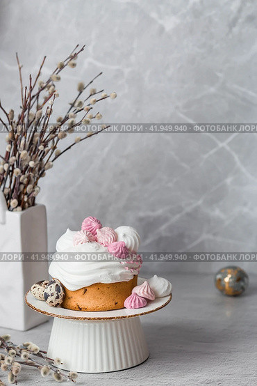 Beautiful stylish still life. Easter cake with meringue, marshmallows, Easter eggs and willow twigs on a light concrete background. happy Easter 2024. (2023 год). Стоковое фото, фотограф Photojuli / Фотобанк Лори