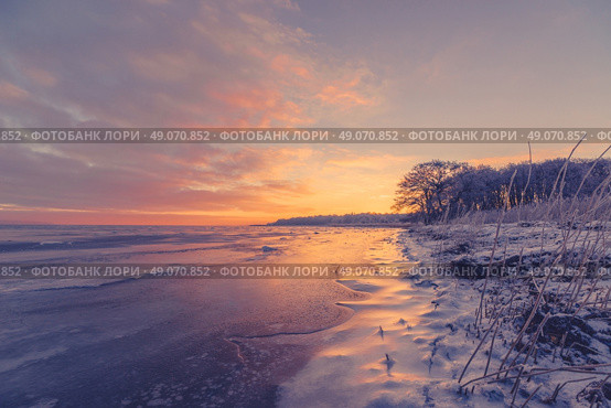 Beautiful sunrise at a frozen sea shore in Scandinavia. Стоковое фото, агентство Ingram Publishing / Фотобанк Лори