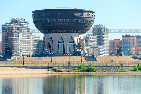Beautiful view of the wedding palace of the city of Kazan on the river Kazanka. Russia (2022 год). Редакционное фото, фотограф Константин Лабунский / Фотобанк Лори