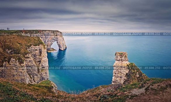 Beautiful view to the Porte d’Aval natural arch at Etretat famous cliffs in Normandy, France. Стоковое фото, агентство Ingram Publishing / Фотобанк Лори