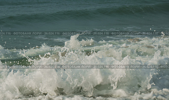 Beautiful waves of South China Sea on Dadonghai beach. Стоковое фото, фотограф Юлия Машкова / Фотобанк Лори