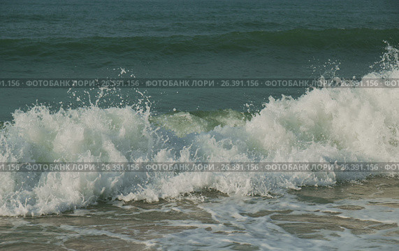 Beautiful waves of South China Sea on Dadonghai beach. Стоковое фото, фотограф Юлия Машкова / Фотобанк Лори