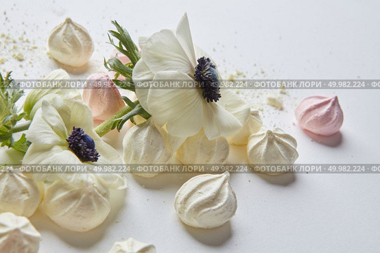 Beautiful white flowers with white zephyrs represented over white background as decoration of any post card. Valentine’s Day or Women’s Day concept.. White flowers on white background. Стоковое фото, агентство Ingram Publishing / Фотобанк Лори
